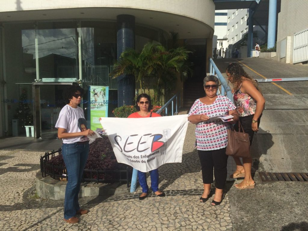 SEEB promoveu ação em frente ao Hospital Português e entregou (Foto: SEEB)